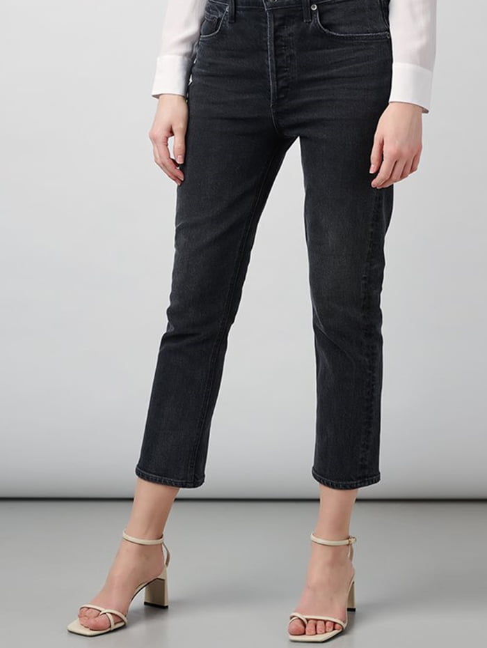 How to Style Cropped Mom Jeans