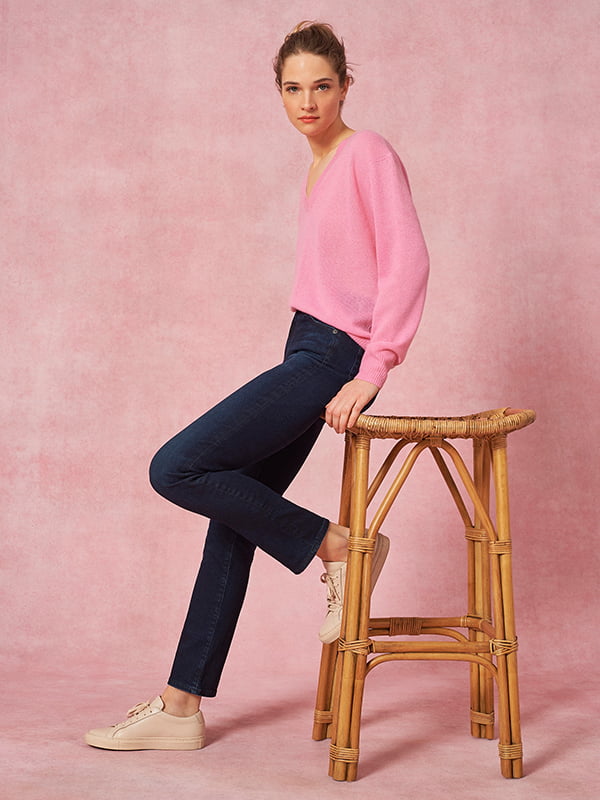 How to style jeans with an oversized knit