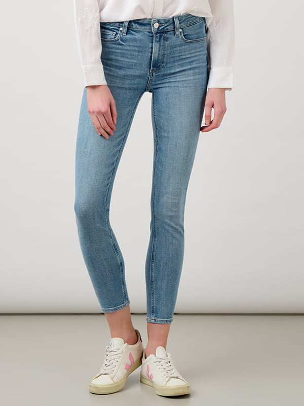 Wear cropped or cuffed skinny jeans