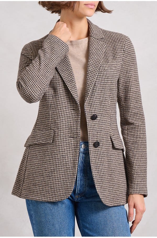 hacking jacket in beige houndstooth