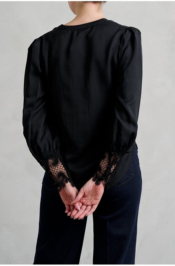 ava blouse in black