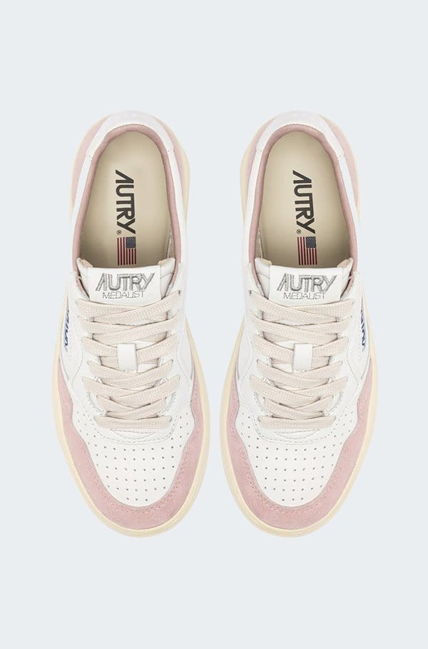 medalist low sneaker in powder