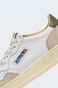 medalist low sneaker in covert green