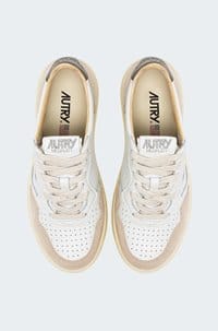 medalist low sneaker in covert green