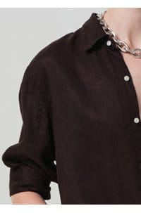 kayla shrunken linen shirt in chocolate