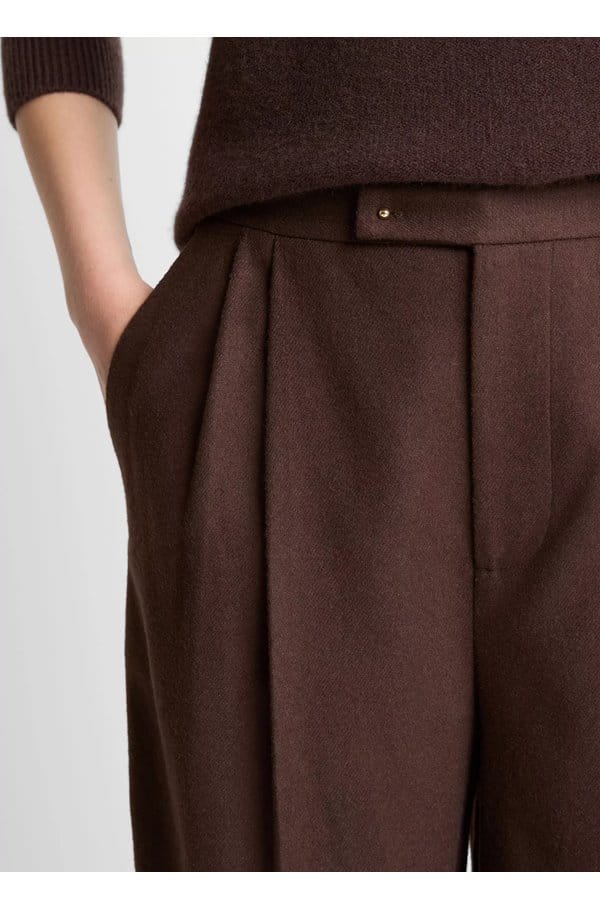 mid rise pleated wide leg trouser in mocha 