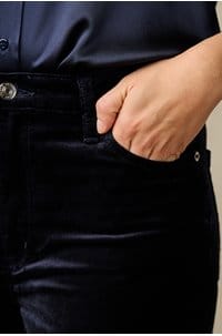 le sleek straight in navy velvet