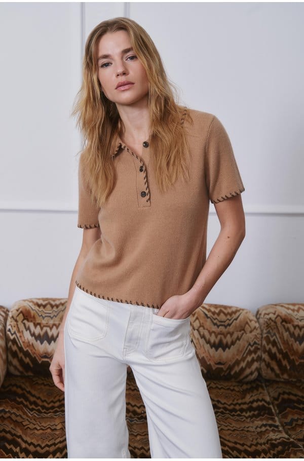 the leather stitch knitted polo in camel