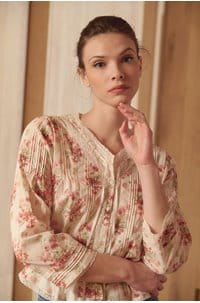 hillock top in ivory lantana floral