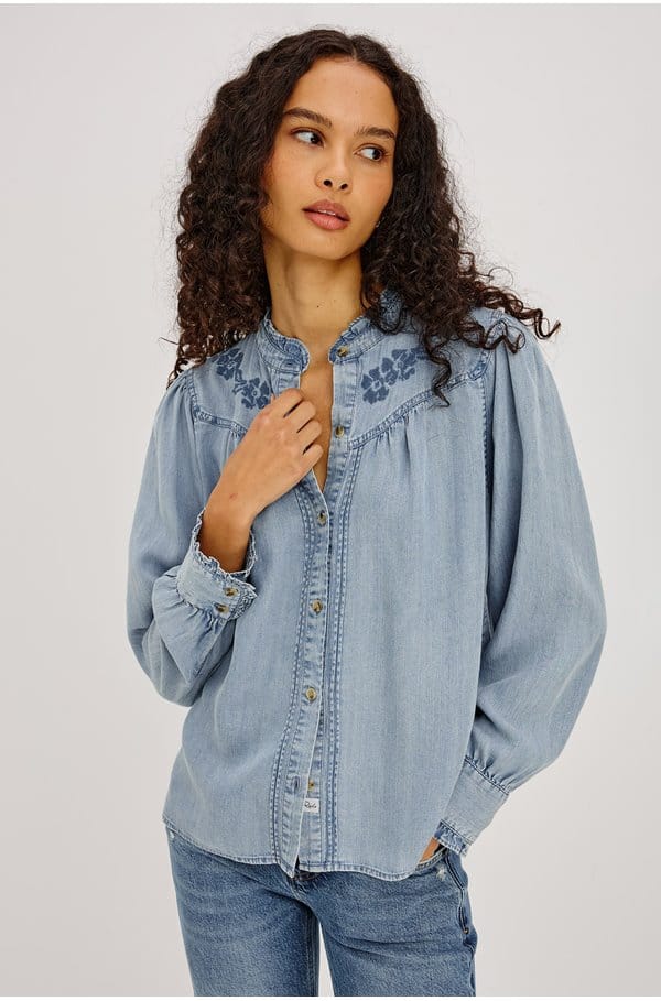 alanna in medium cloud wash