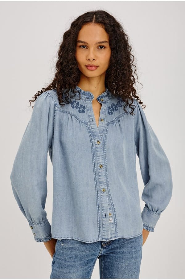 alanna in medium cloud wash
