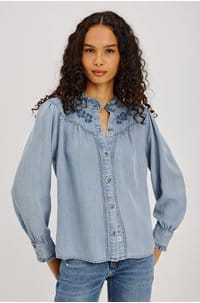 alanna in medium cloud wash