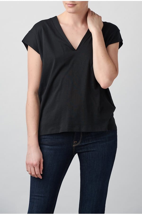 le mid rise v t-shirt in noir