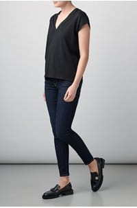 le mid rise v t-shirt in noir