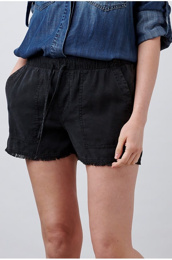 frayed hem pocket short in black