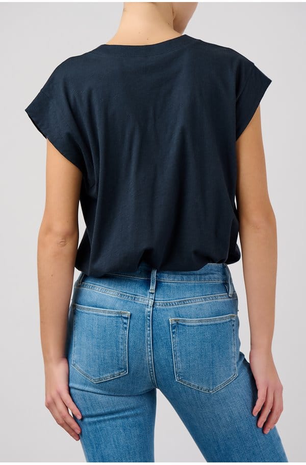 le mid rise v t-shirt in navy