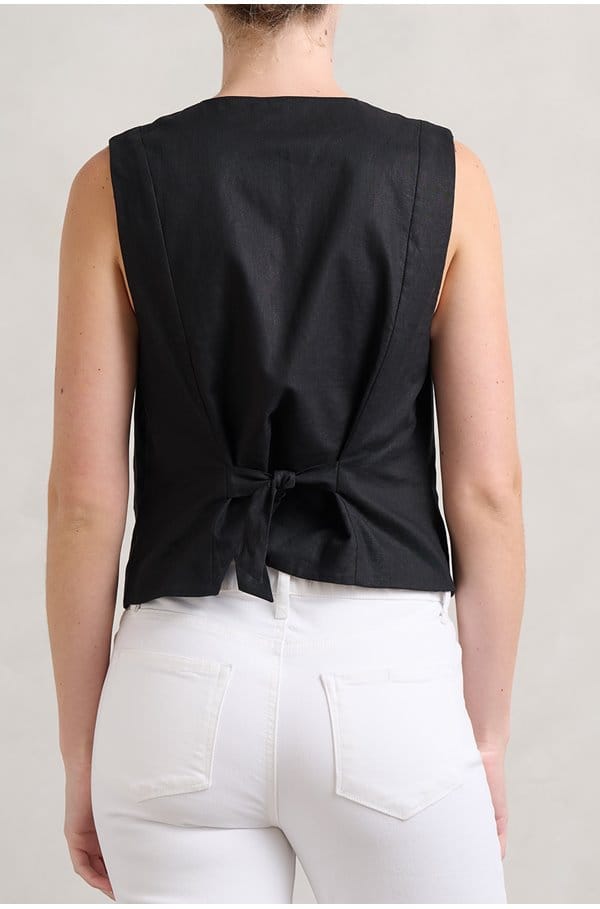 norah vest in black