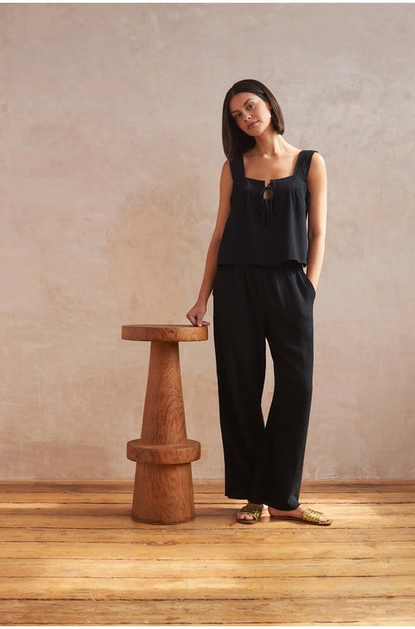 leon crop pant in black