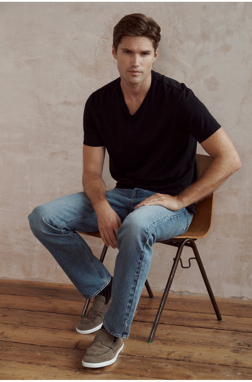 Restin V Neck T-Shirt in Black
